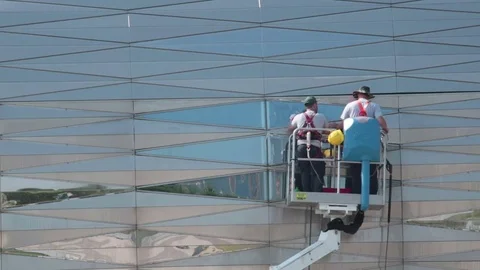 Workers clean windows Vidéo 79654356