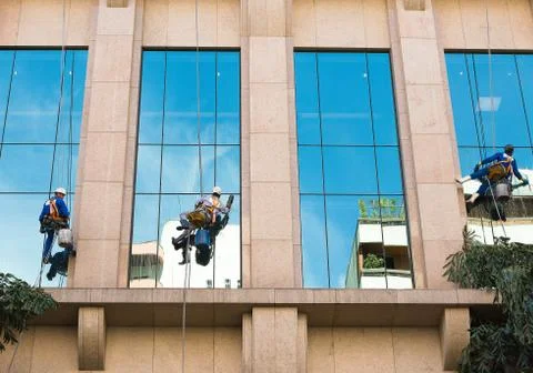Workers cleaning windows Stockfoto's