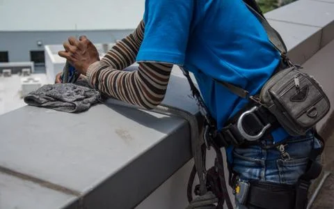 Workers cleaning windows service on high rise building Foto stock