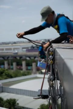 Workers cleaning windows service on high rise building Foto stock