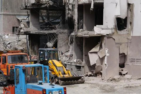 Workers clear rubble after bombing. Dwelling house damaged by russian missile Stock-Fotos