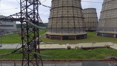 Workers conduct power line repairs 库存影片 81527400