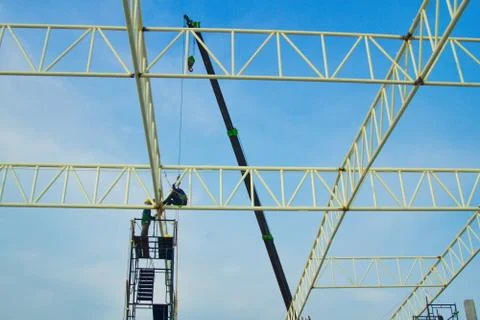 Workers construct steel structure Stockfoto's