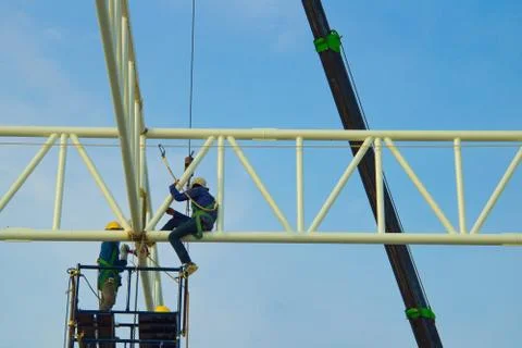 Workers construct steel structure Stockfoto's