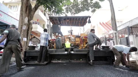 Workers constructing roads in Mumbai 2 Vídeos de archivo 55439634