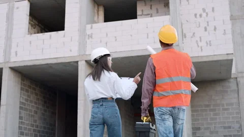 Workers at a construction site collaborate on project plans Video stock 286045092