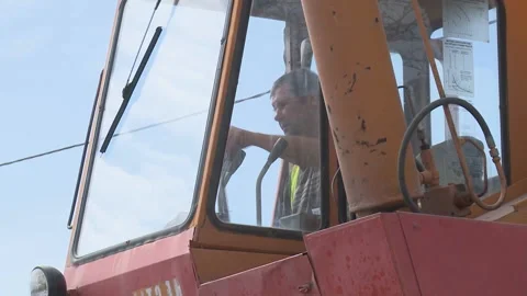 Workers at the construction site. Construction of a reinforced concrete building Vídeo Stock 104194260