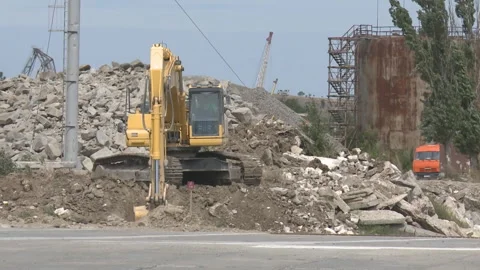 Workers at the construction site. Construction of a reinforced concrete building Vídeo Stock 104194693