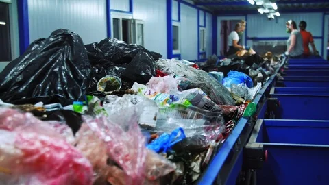 Workers at conveyor sorting garbage at a recycling plant. 4K (UHD) Vidéo 112259753