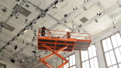 Workers on a crane 動画素材 60650076