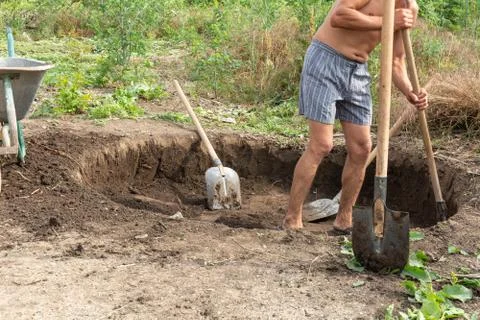 Workers dig a pit for a septic tank in a private house Foto stock