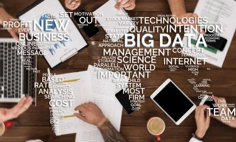 Workers discussing Big data storage information on table Foto stock