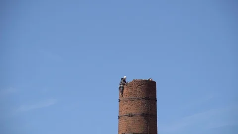 Workers dismantle the old brick pipe. Vídeos de archivo 89901306