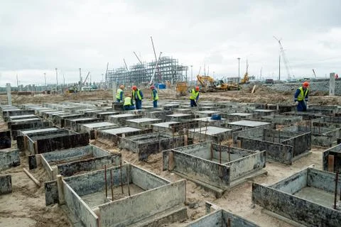 Workers do base under big oil tank Stockfoto's