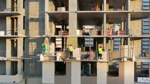 Workers doing the brickwork on a high-rise building 스톡 동영상 138213056