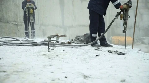 Workers drilled in the granite quarry Video stock 71455884