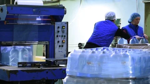 Workers in the drinking water factory 스톡 동영상 79836197