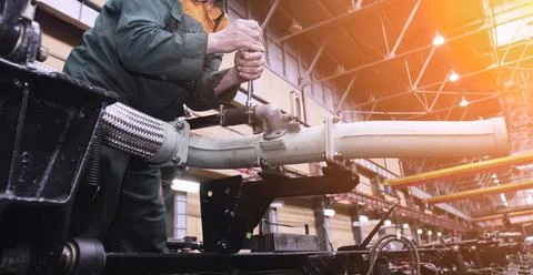 Workers engage in assembly tasks at Wheel Tractor Plant, focusing on military Foto stock