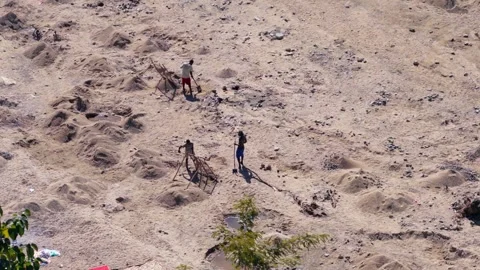 Workers extracting sand from Massacre River near Dajabón, Dominican Republic Vídeos de archivo 331162639
