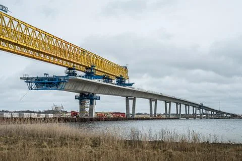 Workers fixing concrete elements at Crown Princess Mary Bridge Stockfoto's