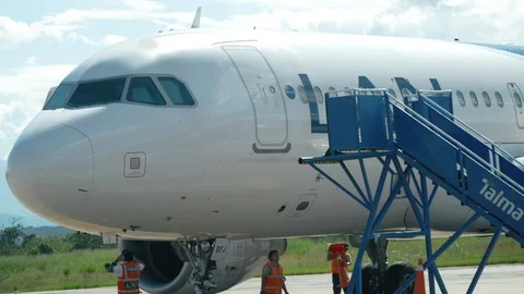 Workers fixing the Flight Ladder in a landed Airplane 스톡 동영상 87779309