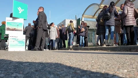 Workers gather to protest layoffs at milan airport 库存影片 280797268