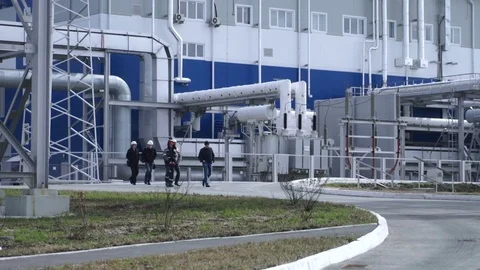 Workers go through the plant Видео 75487498