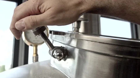 Worker`s hand closes the valve in slow motion Vidéo 64919806