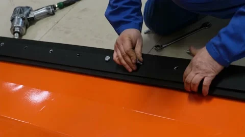The worker's hands insert the bolt into the gasket Video stock 173110800