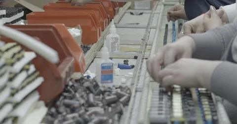 Workers hands manually assemble Electronic parts Vidéo 73501101