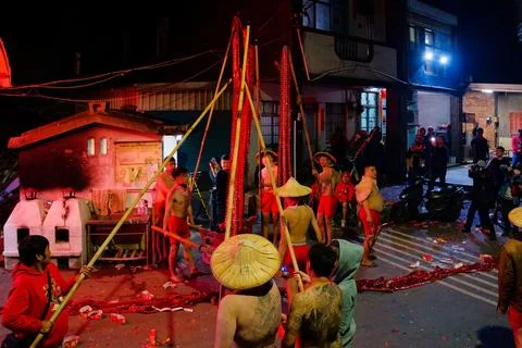 Workers Hoist Firecracker Strings for Shezidao Earth God Lantern Festival Fotos Stock