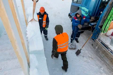 Workers on the installation of the ice town Fotos Stock