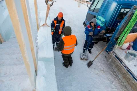 Workers on the installation of the ice town Foto stock