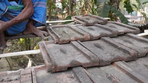 Workers installing roof tiles 库存影片 332580470