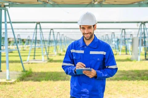 Workers installing solar panels, Engineer team at solar panel farm Foto stock