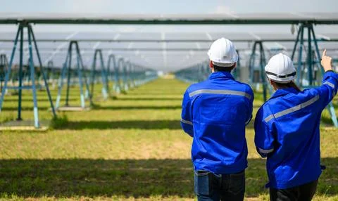 Workers installing solar panels, Engineer team at solar panel farm Foto stock