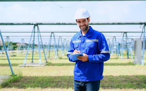 Workers installing solar panels, Engineer team at solar panel farm Foto stock
