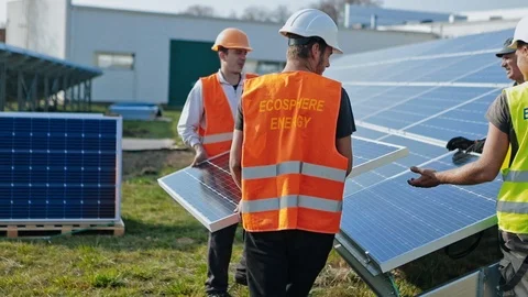 Workers installing solar panels in a sunny day. Video stock 124418795