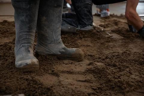 Workers Installing Underfloor Heating Pipes and Estrich Concrete Foto stock