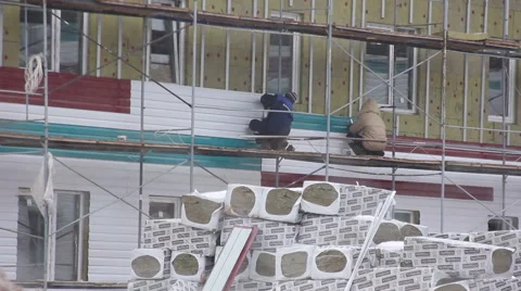 Workers installs plastic siding 動画素材 61836062