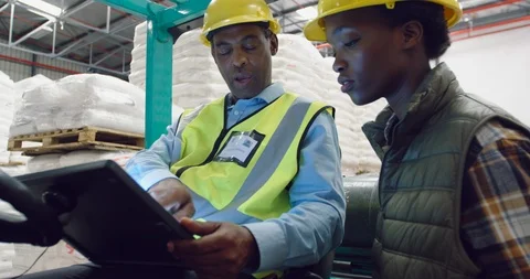 Workers interacting in a warehouse Vidéo 115995411