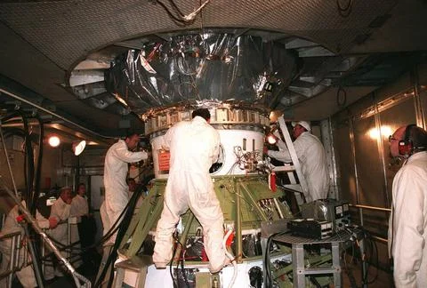 Workers at Launch Pad 17-A, Cape Canaveral Air Station, connect the third ... Fotos Stock