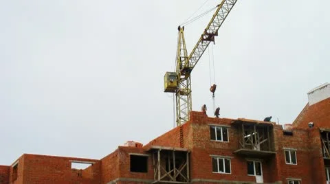 Workers Lay Bricks Behind Crane Timelapse Stockbeeldmateriaal 10790486