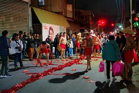 Workers Lay Firecracker Route Before Shezi Earth God Yuanxiao Festival Stock-Fotos