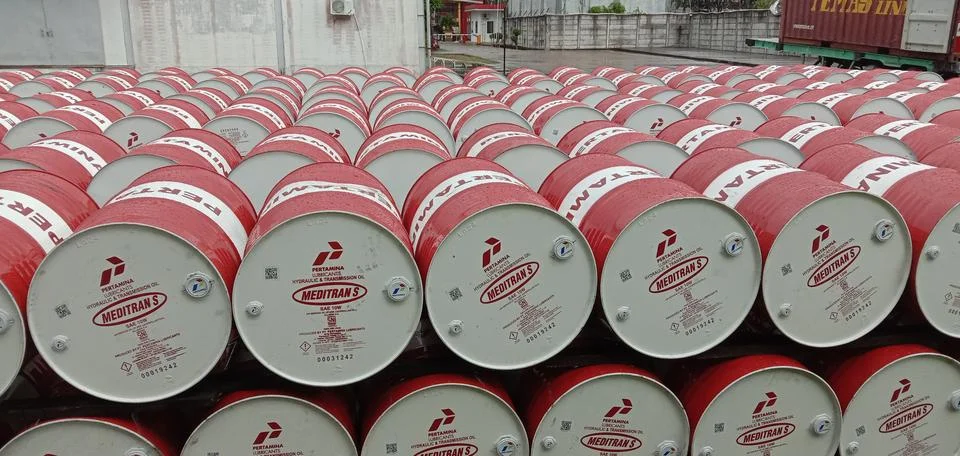 Workers loading and unloading Pertamina oil in containers Foto stock