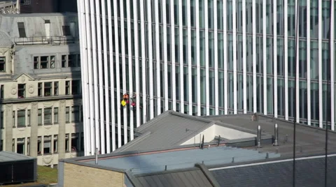 Workers on long ropes hanging from a tall building in London Vídeo Stock 44804400