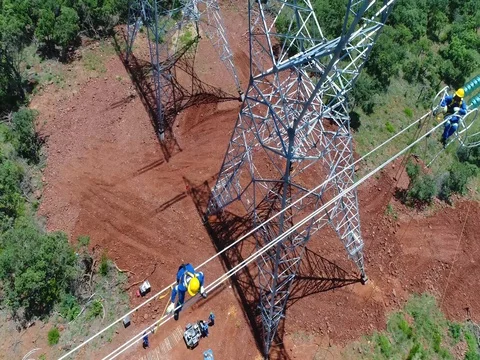 Workers maintaining high-tension electrical cables 動画素材 73993469