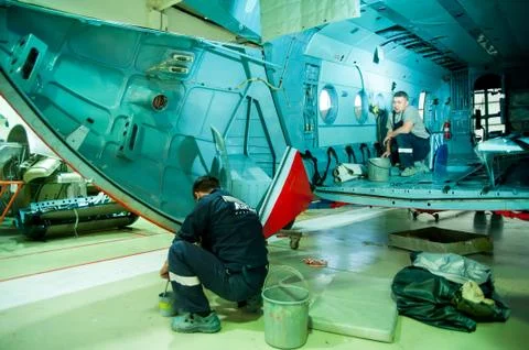 Workers maintaining a Mi-8 helicopter. Tyumen Foto stock