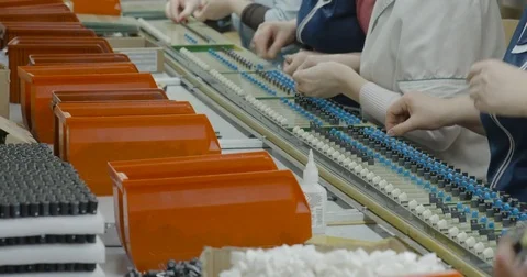 Workers manually assemble Electronic parts on PCB 库存影片 73502788