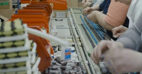 Workers manually assemble Electronic parts on PCB Vidéo 73502855